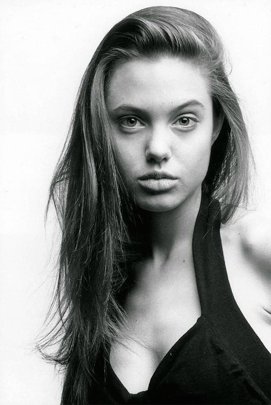 jolieyoungangelinajolie-15-900x1343