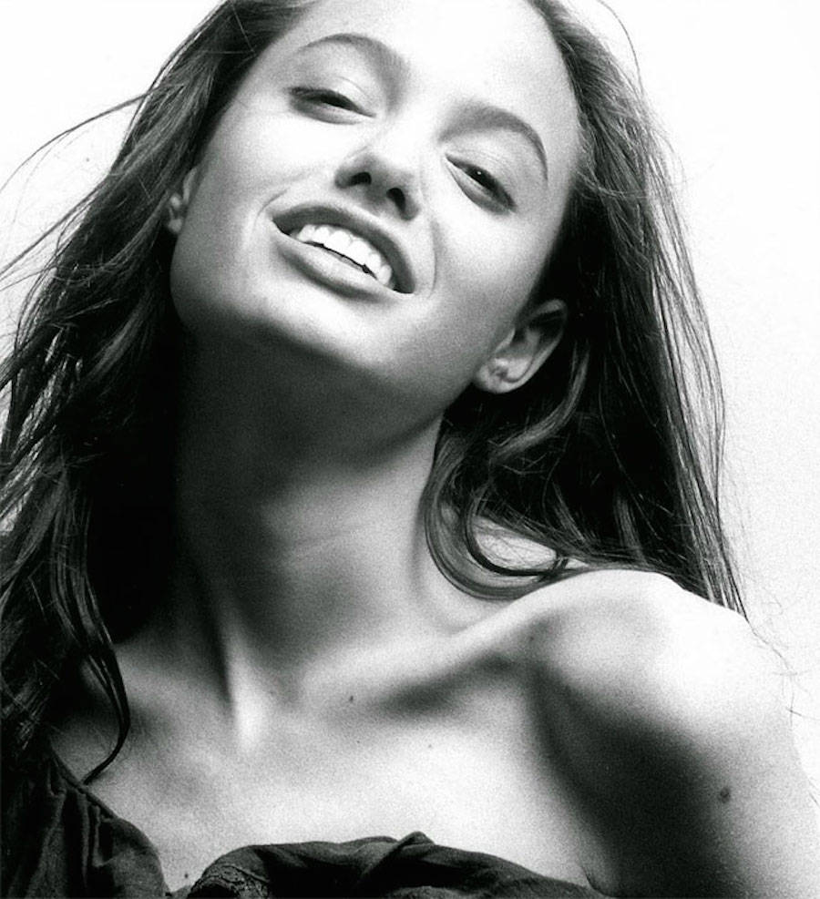 jolieyoungangelinajolie-17-900x987
