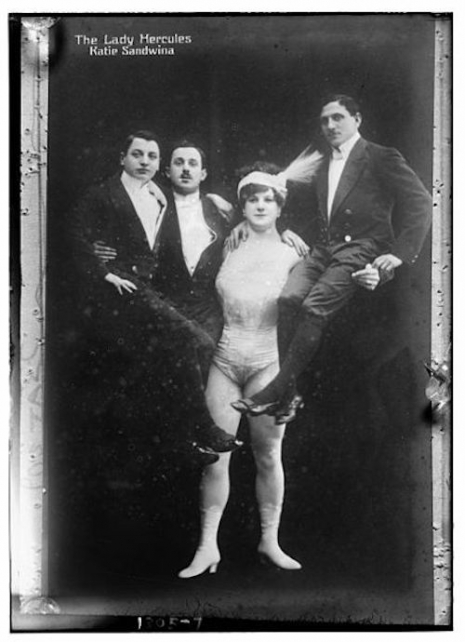 Вдъхновение за фитнес: бодибилдърки от 1900