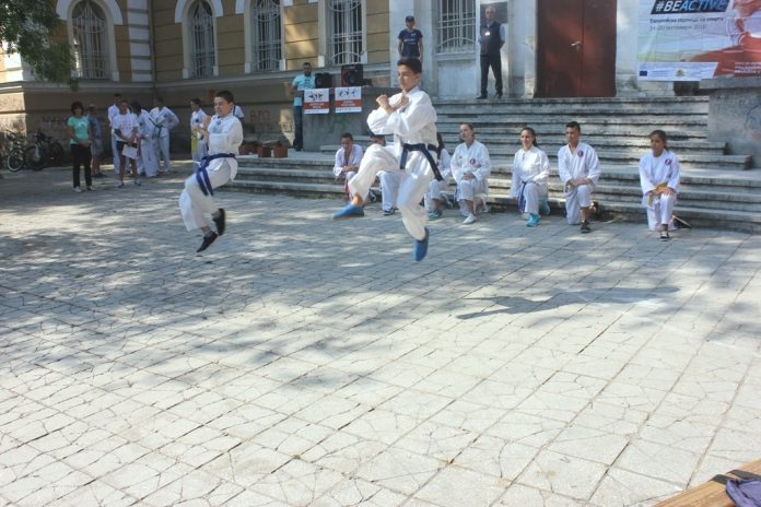 От аеробика през карате до велоразходка пробваха почитателите на спорта