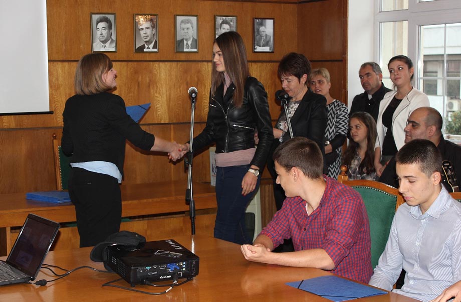 Ученици от гимназията с преподаване на чужди езици получиха първи езикови дипломи на церемония в Общината