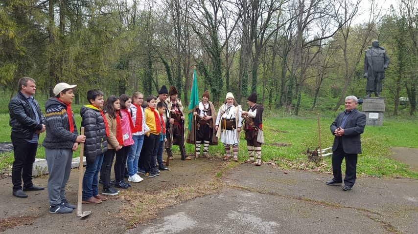 Млади възрождеци залесяват парк Кайлъка