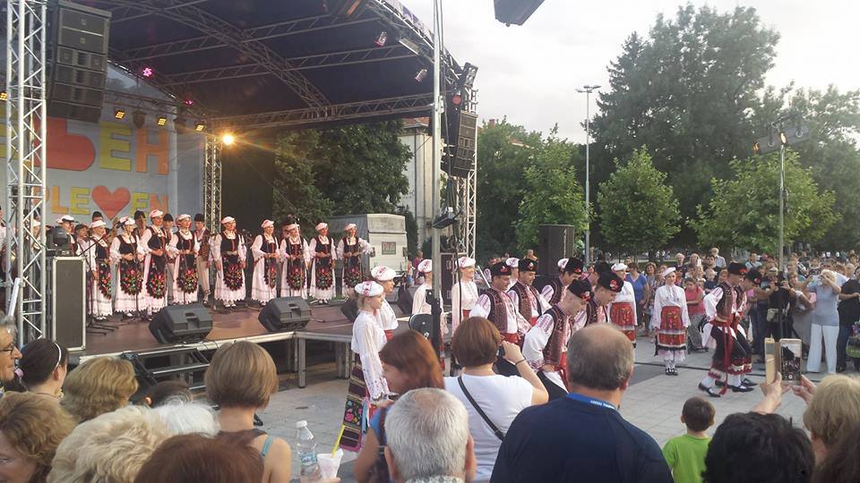 Испански сарсуели и български фолклорни ритми се сляха в обща фиеста в центъра на Плевен (видео)