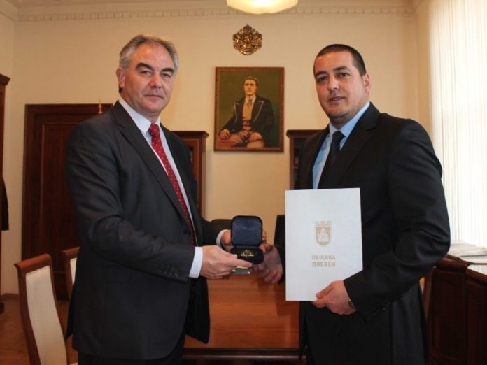 kmetat-spartanski-blagodari-na-politsaite